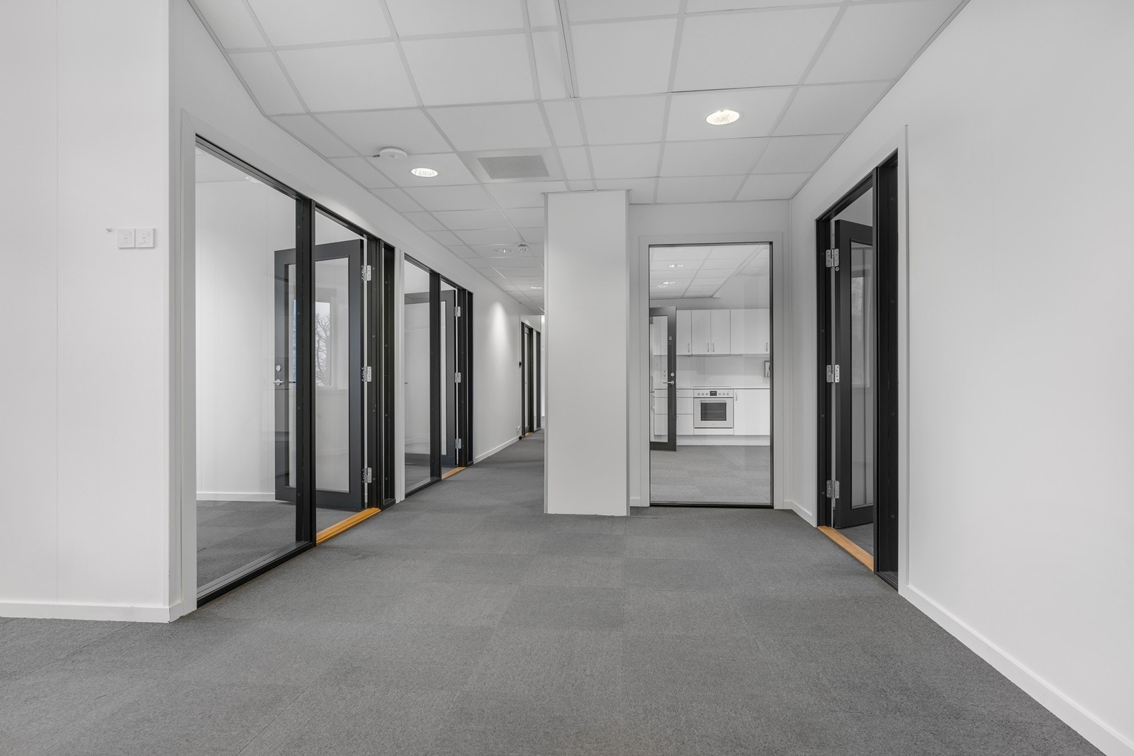 Fjerde etasje har flere kontorer i forskjellige størrelse og med god standard. Galleribilde
