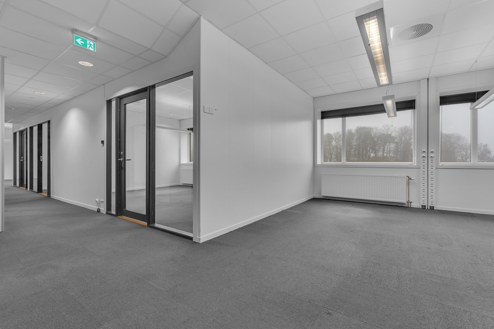 I fjerde etasje er det både gode åpne kontor landskap og cellekontorer av forskjellig størrelse Galleribilde