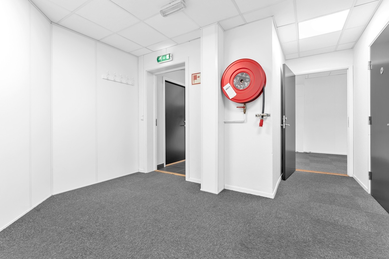 I første etasje er det et separat lokale med gang, to kontorer og toalett som har egen inngang og kan leies alene. Galleribilde