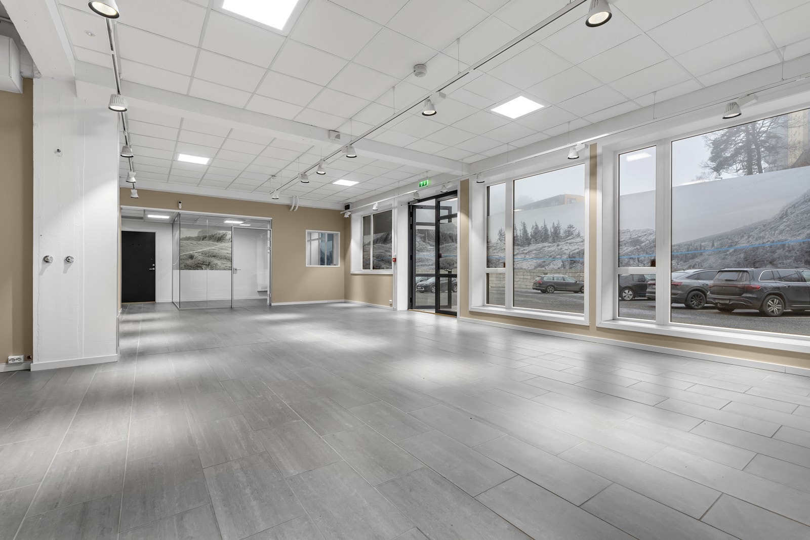 I første etasje er det ledig lokale som egner seg godt til butikk eller utstillingslokaler med kontorer. Galleribilde