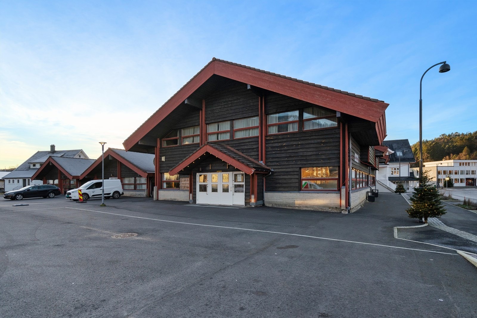Fasade - hovedinngang kontorlokale 1. etasje Galleribilde