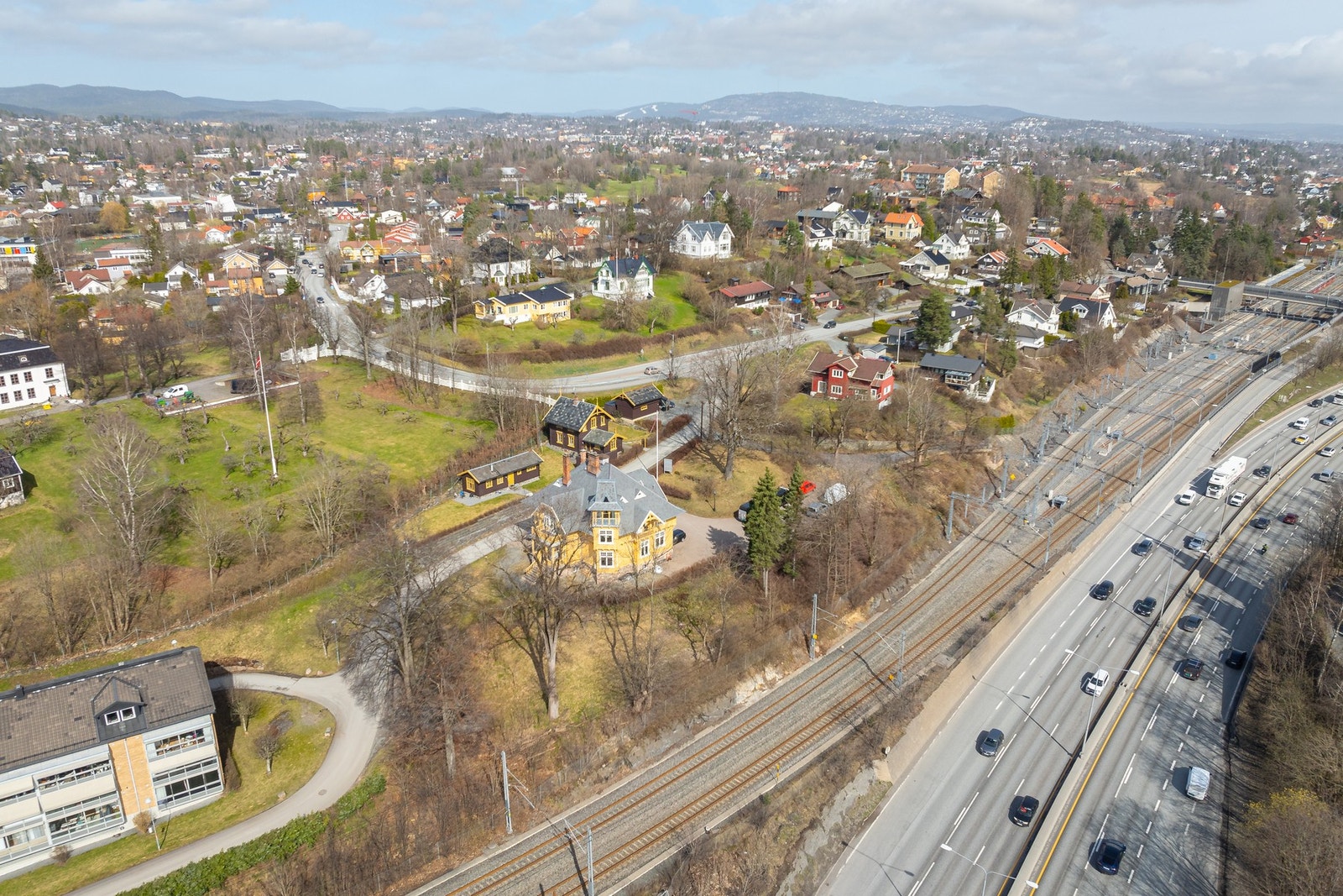 Eiendommen har en attraktiv beliggenhet på Høvik i blindvei uten gjennomgangstrafikk. Galleribilde