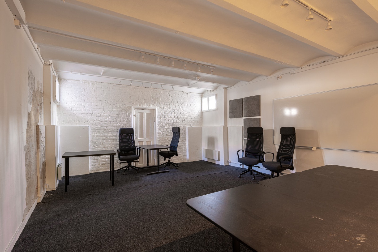 Kjelleretasjen består av gang, trapperom med tilhørende kott, kontor, sminkerom, kjøkken, bad, møterom, bod under innredning og saferom. Galleribilde