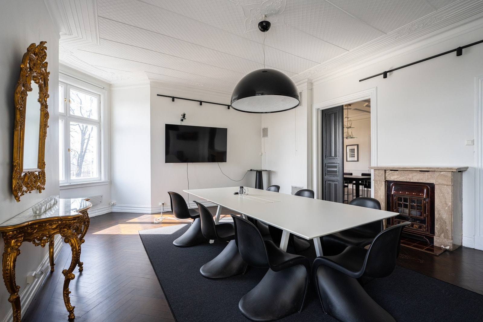 Stort møterom med originale detaljer. Galleribilde