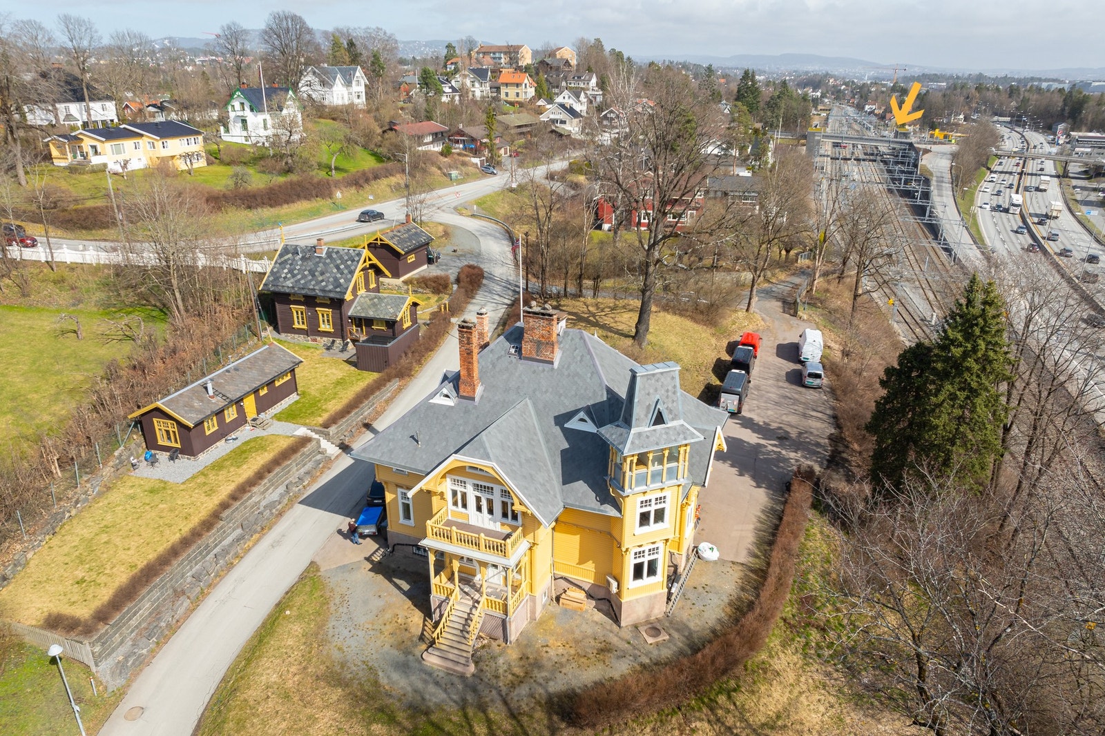 Offentlig kommunikasjon er godt utviklet, med kun 300 meter til Høvik stasjon (se pil). Galleribilde