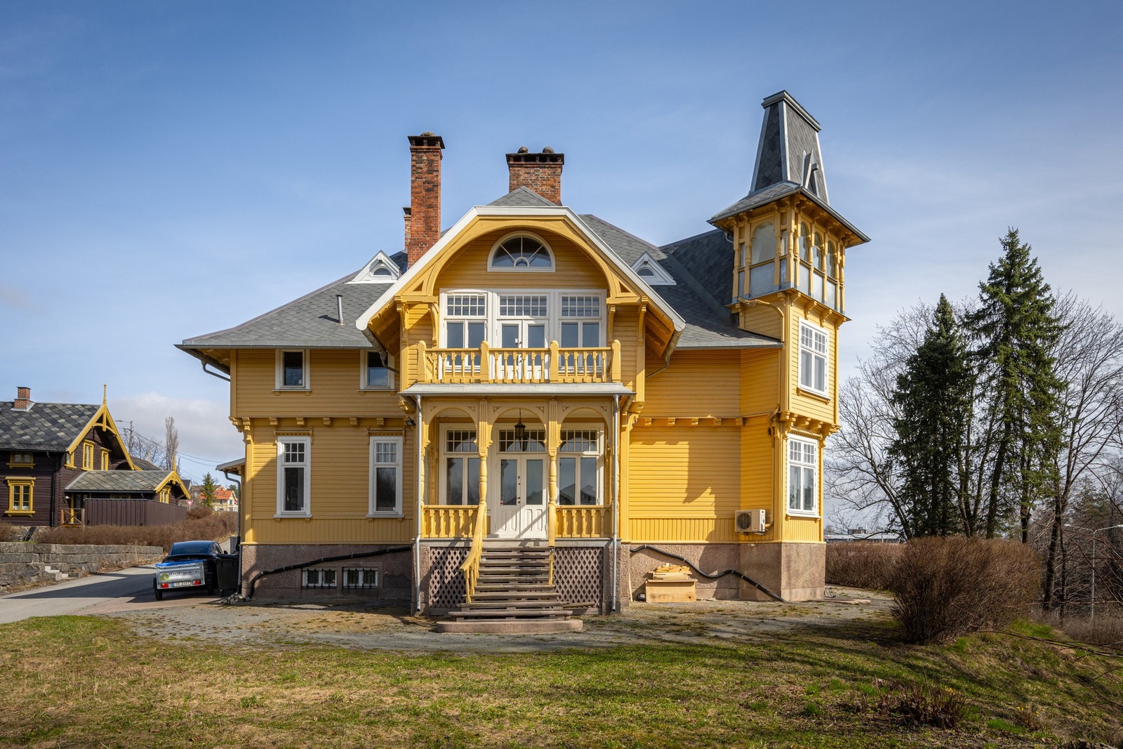 Velkommen til Høvikveien 2 A - en unik kontorvilla på hele 654 kvm. Galleribilde