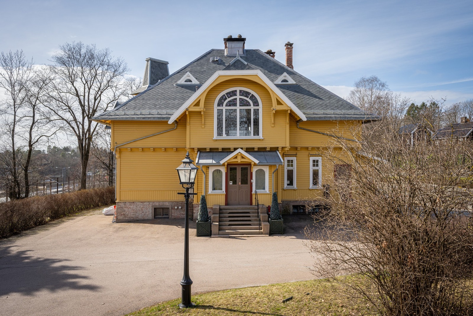 Villaen er bygget i 1898 som bolig for konsul George Iversen og har senere blitt ombygget til kontorformål. Galleribilde