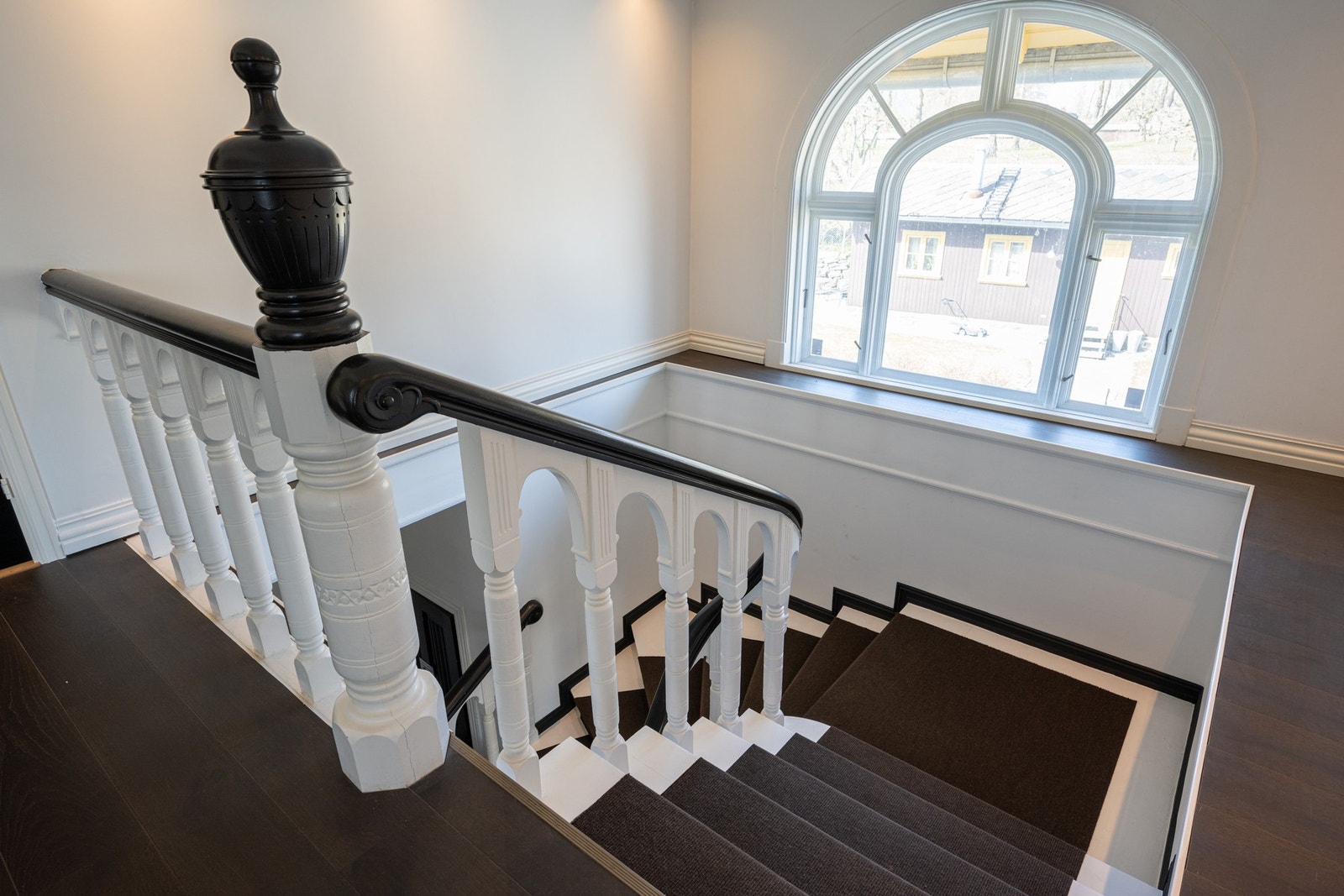 Elegant trapp med oppgraderte detaljer som harmonerer med det herskapelige, originale preget. Galleribilde