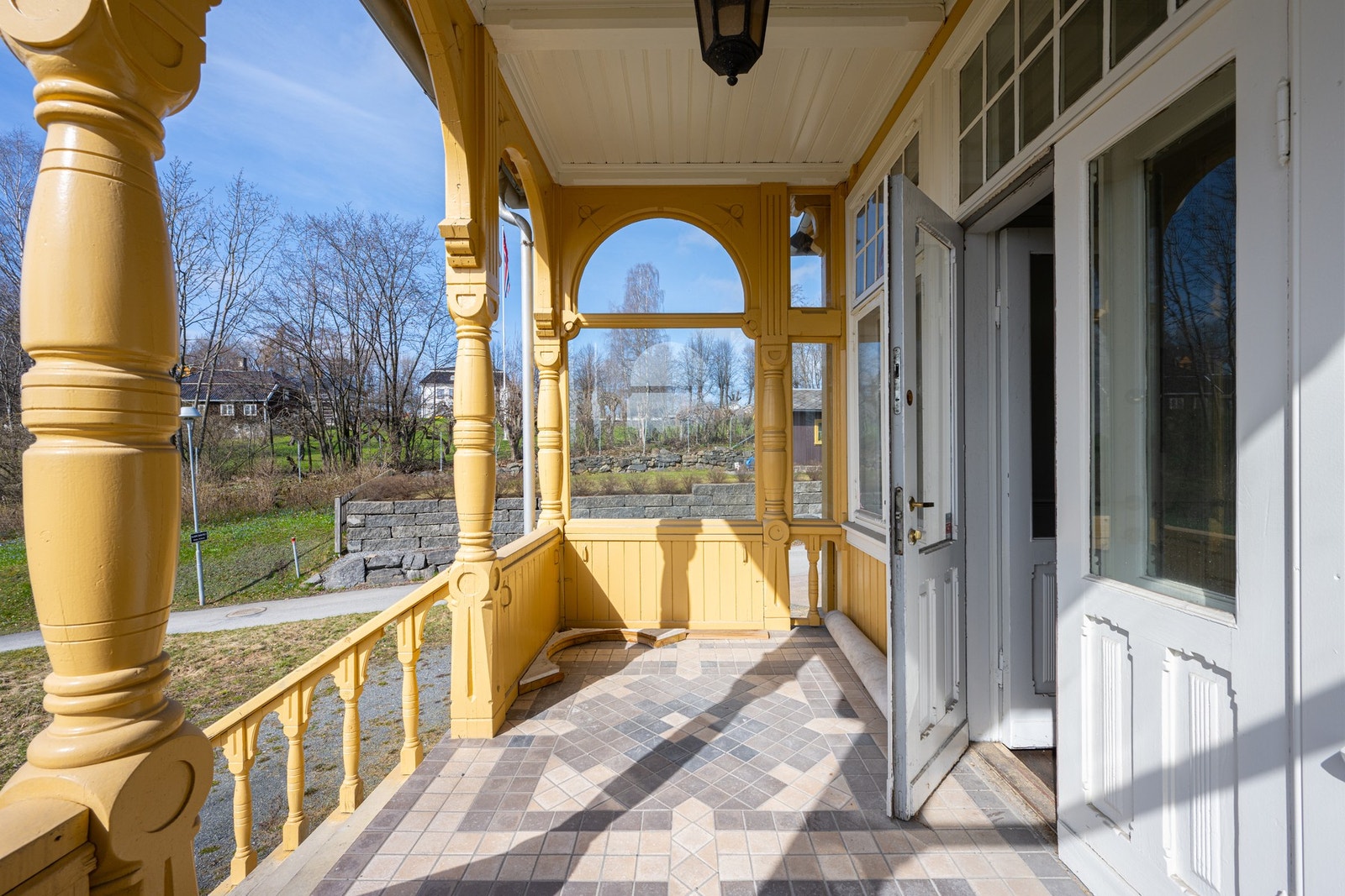 Fra spiserommet er det utgang til en nydelig terrasse. Galleribilde