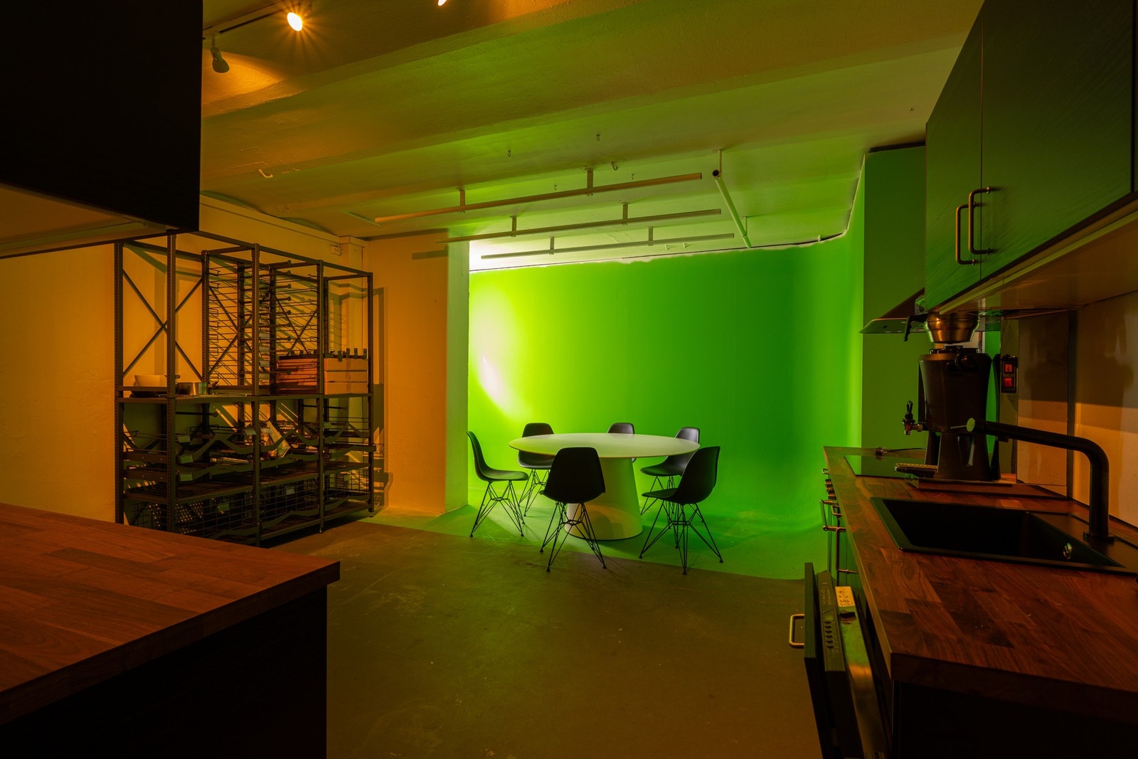 Kjøkken med spiseplass. Galleribilde