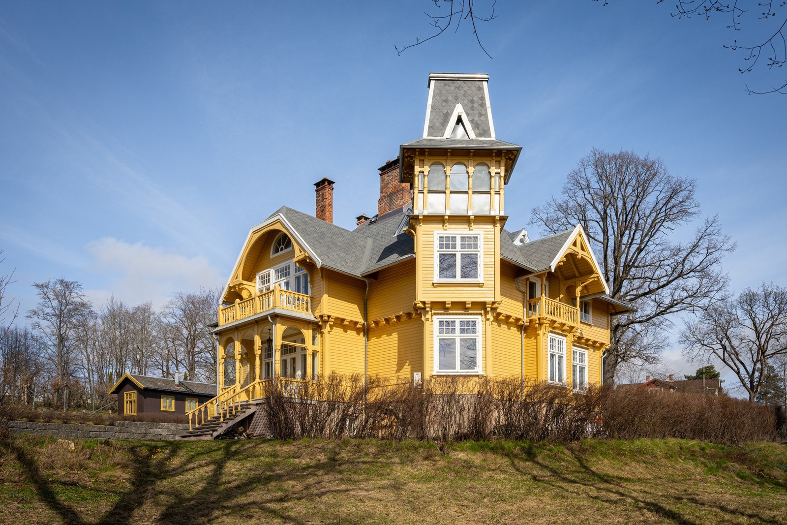 Næringseiendommen kombinerer historisk sjarm med praktiske fasiliteter. Galleribilde