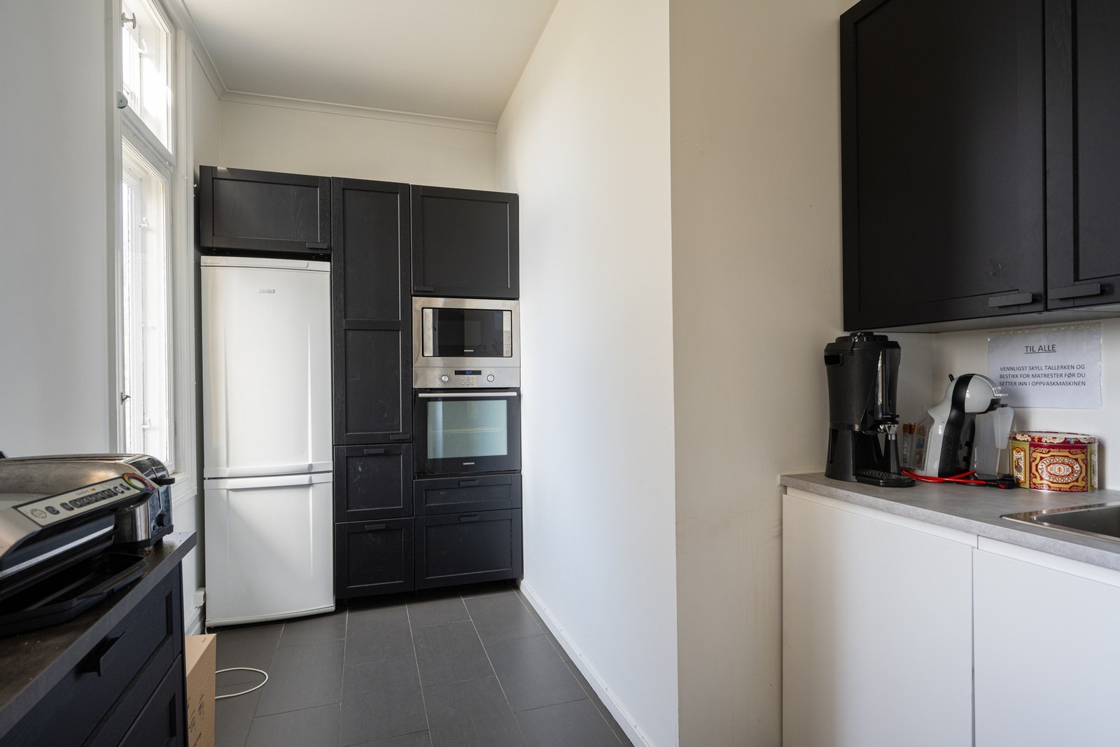 Fra spiserommet er det adkomst til en tidløst kjøkken. Galleribilde