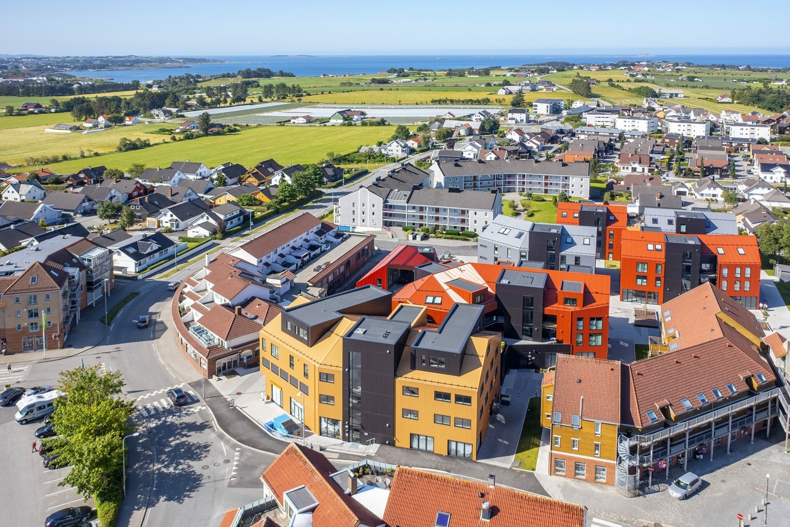 Denne eiendommen har en meget god og populær beliggenhet midt i Randaberg sentrum. Nybygget sto ferdig i 2020 og inneholder næringsseksjoner og boliger. Galleribilde
