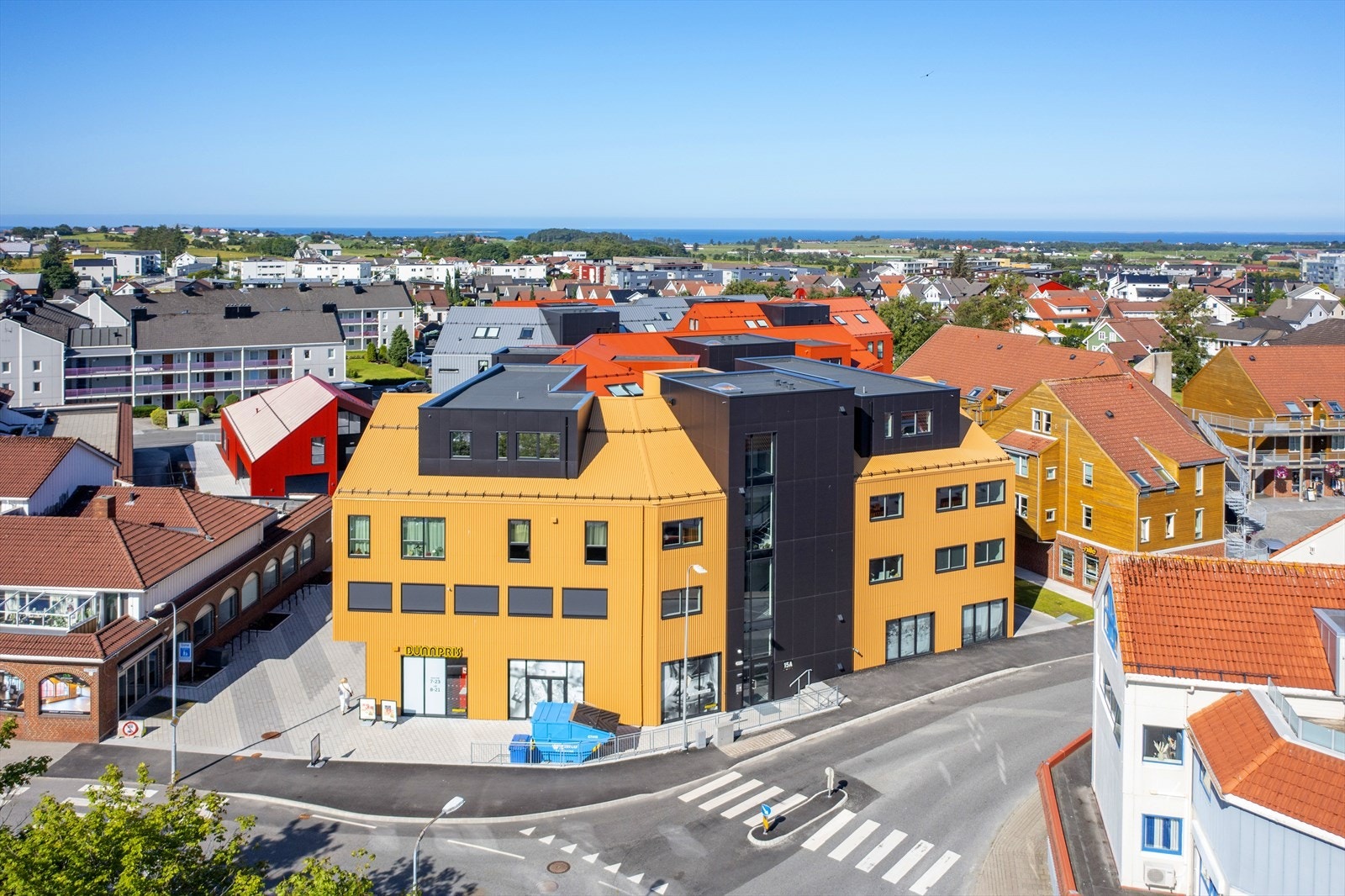 Den sentrale beliggenheten gir det meste av servicetilbud like utenfor døren. Herav butikker, torget , legekontor, frisør, bakeri og bank. Galleribilde