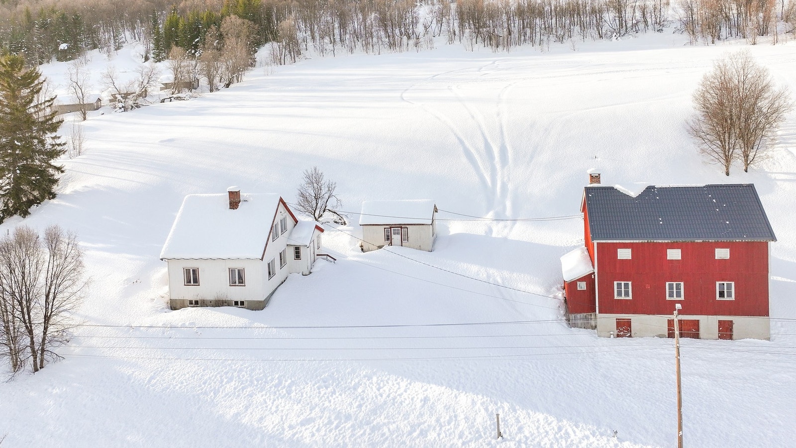 På gnr/bnr 6/20 er det en enebolig med tilhørende fjøs og garasje. Dette er noe adskilt fra resten av campingplassen. Galleribilde
