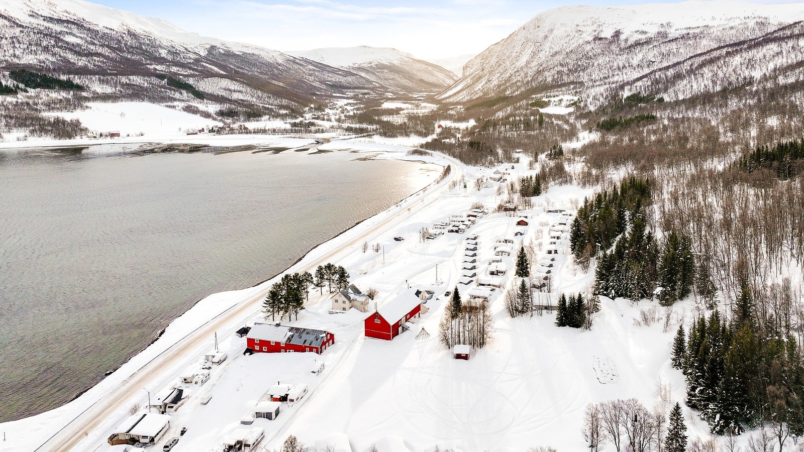 På eiendommene finnes det omkring 30 bygninger, deriblant et stort antall hytter med plass til 2-8 personer, flere med eget bad og kjøkken. Galleribilde
