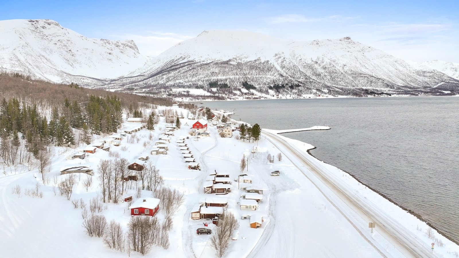 Eiendommen ligger strategisk plassert like ved E6 i Langfjordbotn. Galleribilde