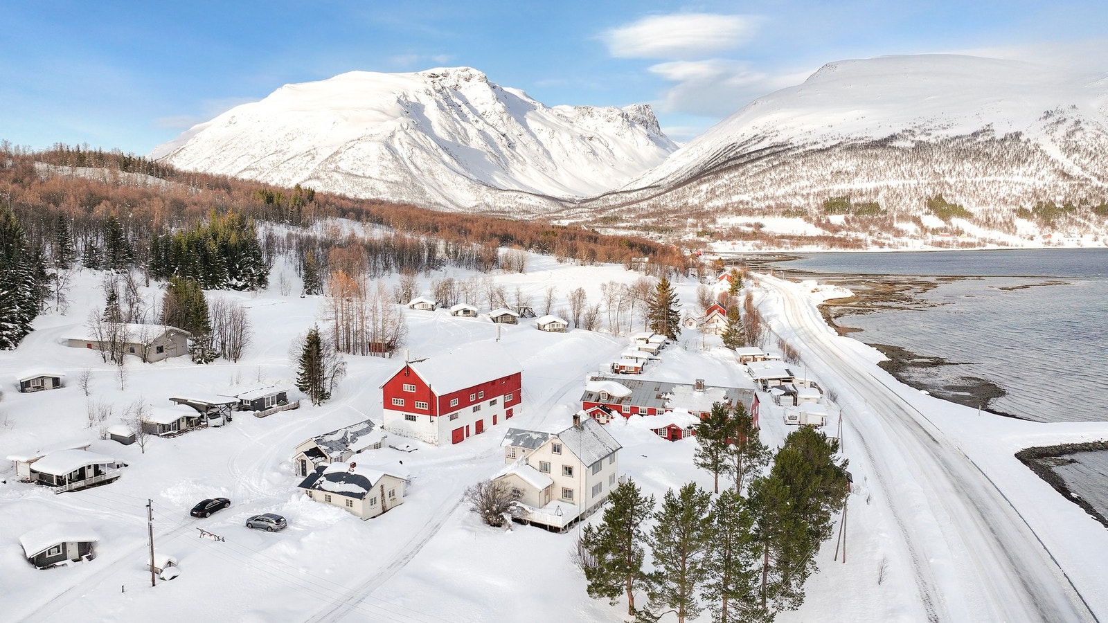 Den naturskjønne beliggenheten gir en flott utsikt over fjord og fjell, samtidig som anlegget har kort avstand til butikk og gode solforhold. Galleribilde