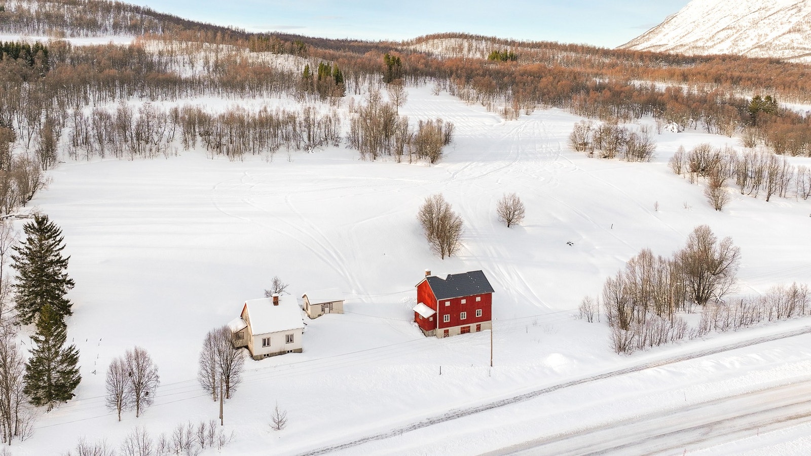 På gnr/bnr 6/20 er det en enebolig med tilhørende fjøs og garasje. Dette er noe adskilt fra resten av campingplassen. Galleribilde