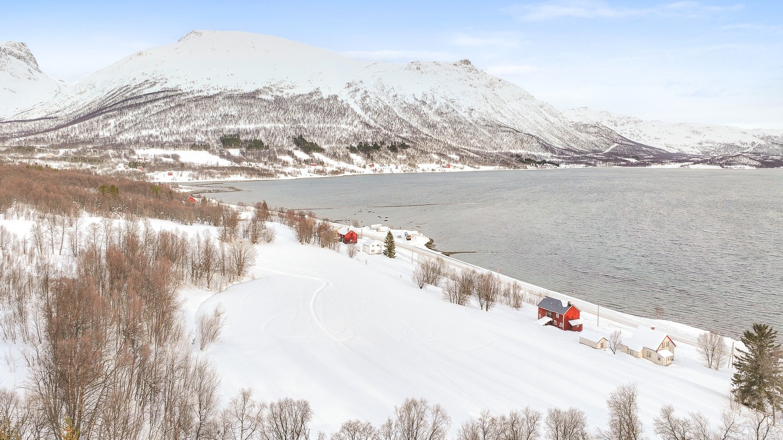 På gnr/bnr 6/20 er det en enebolig med tilhørende fjøs og garasje. Dette er noe adskilt fra resten av campingplassen. Galleribilde