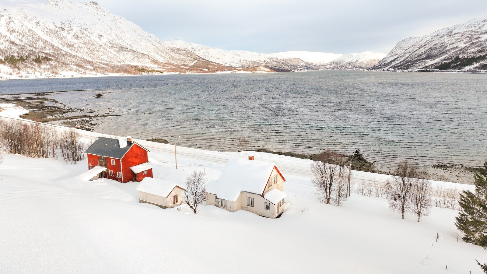 På gnr/bnr 6/20 er det en enebolig med tilhørende fjøs og garasje. Dette er noe adskilt fra resten av campingplassen. Galleribilde
