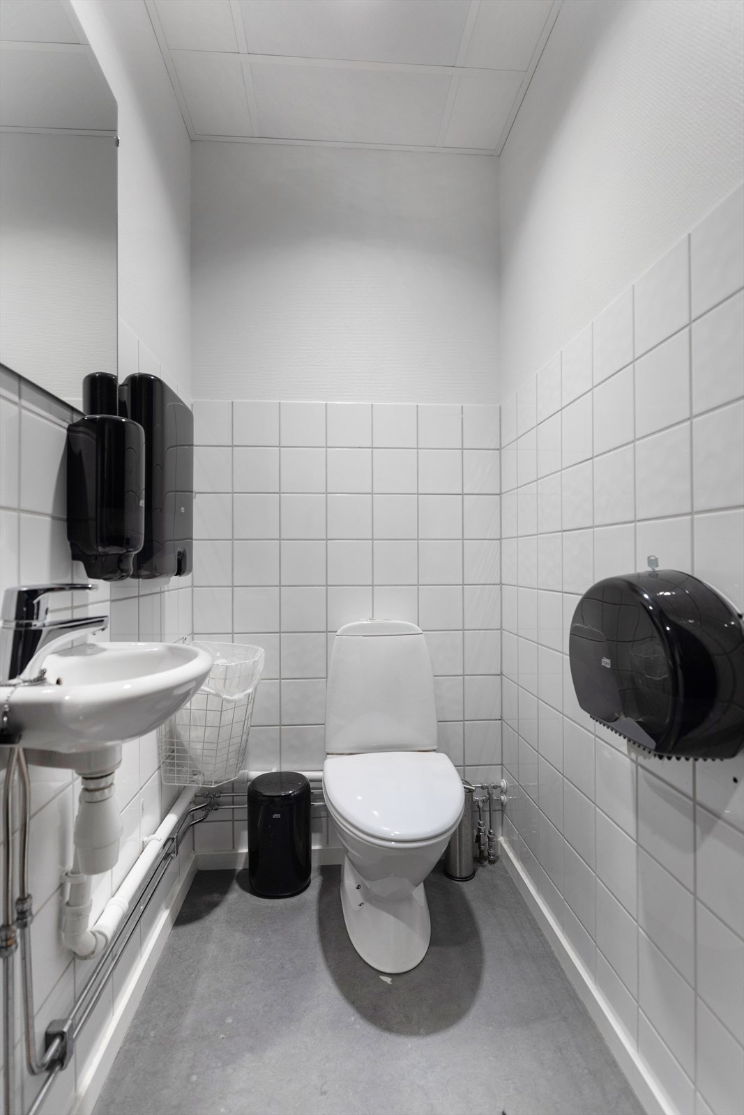 Toaletter/garderober med keramiske fliser av god kvalitet. Galleribilde