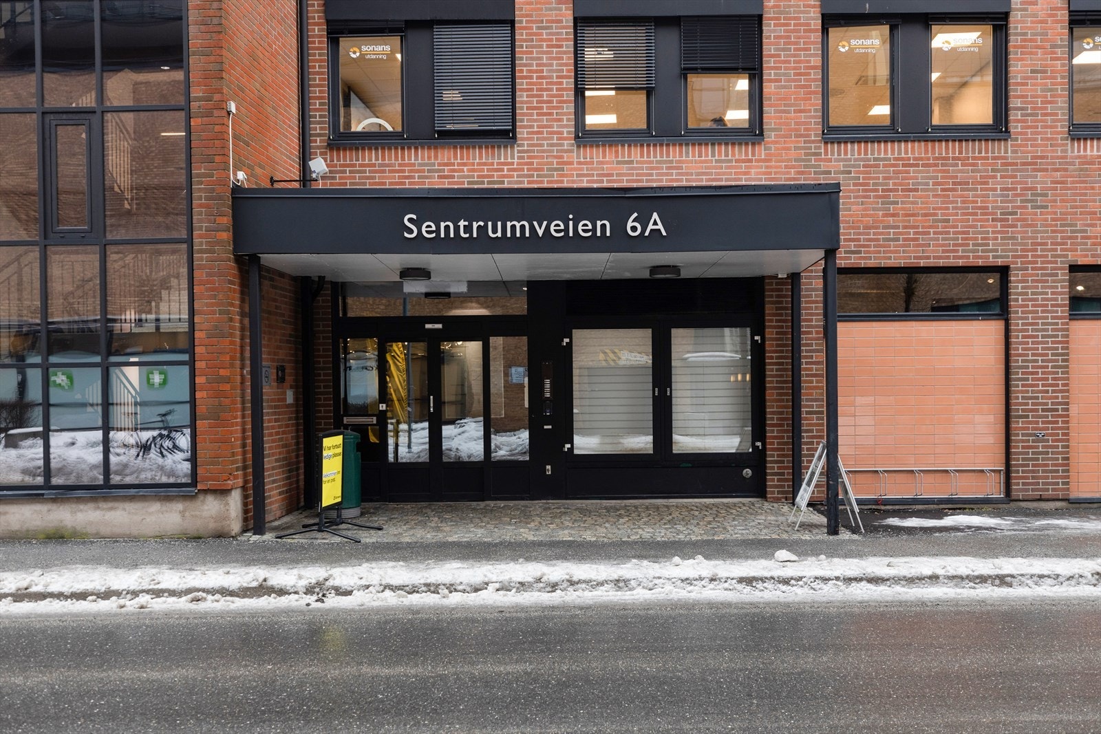 Kundeinngang og vindusfasader mot profilert gate. Galleribilde