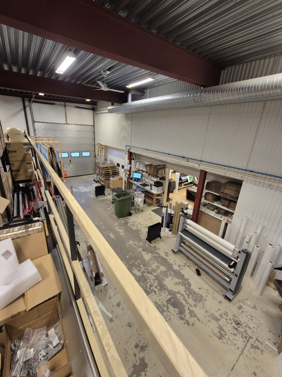 Viser lagerlokale/mesaninen Galleribilde