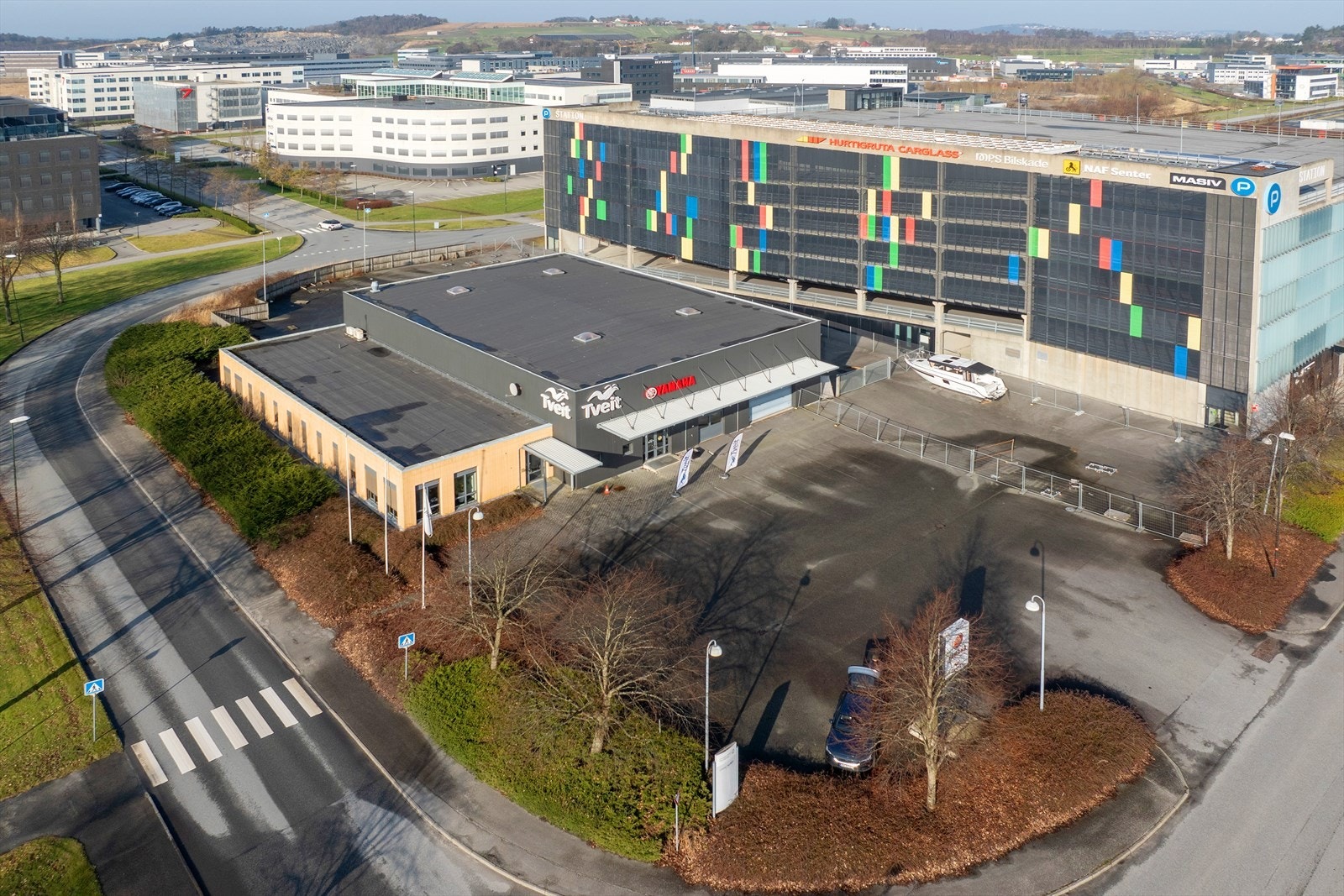 Drone 1 - viser parkering//yard i front Galleribilde