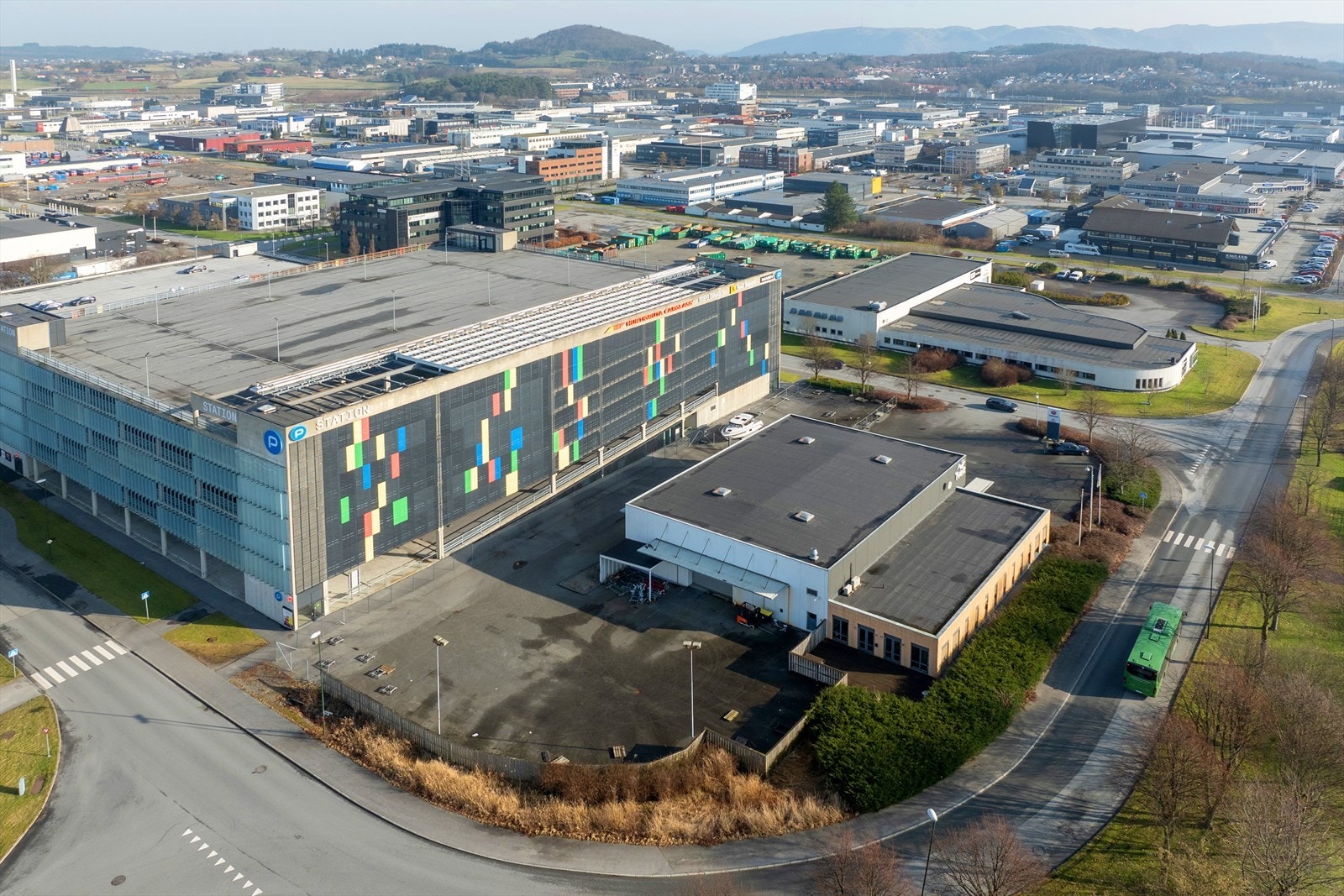 Drone 2 - godt med uteareal på eiendommens vestside. Galleribilde