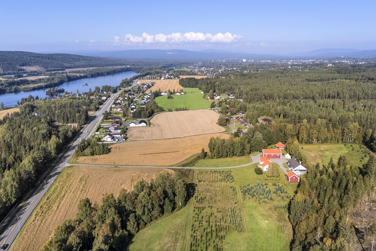 Dette gårdsbruket er vedlikeholdt og ivaretatt på en svært god måte, og det er en fornøyelse å se hvilket arbeid eierne har lagt ned i sin eiertid Galleribilde
