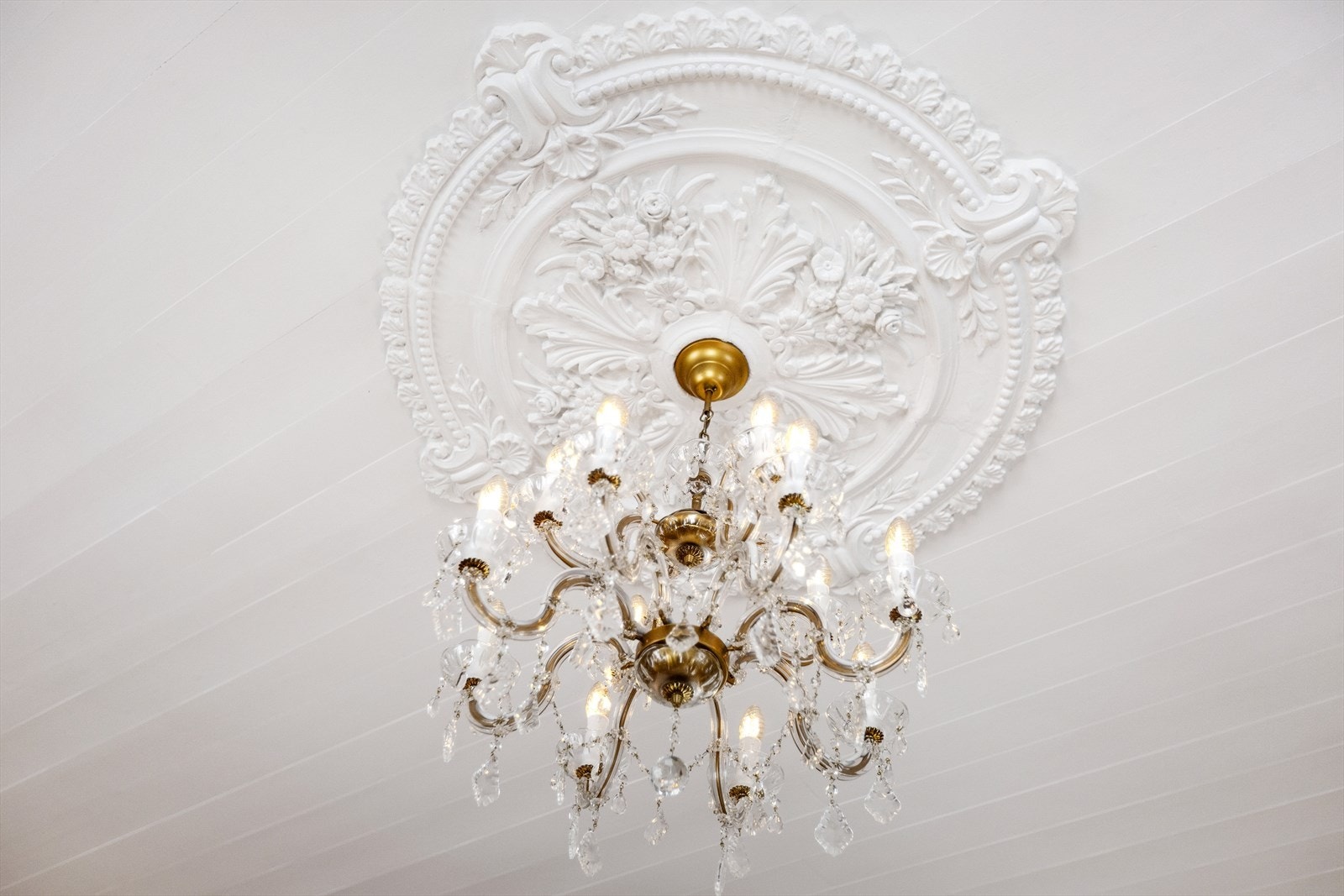 Lyskrone i en av stuene i Munthehuset Galleribilde