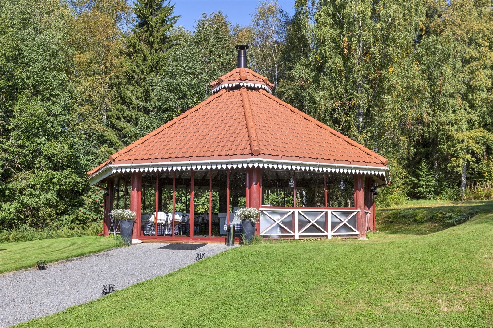 Selv om det regner har gjestene det lunt og tørt i Paviljongen, samtidig som man har følelsen av å være ute i sommerkvelden Galleribilde