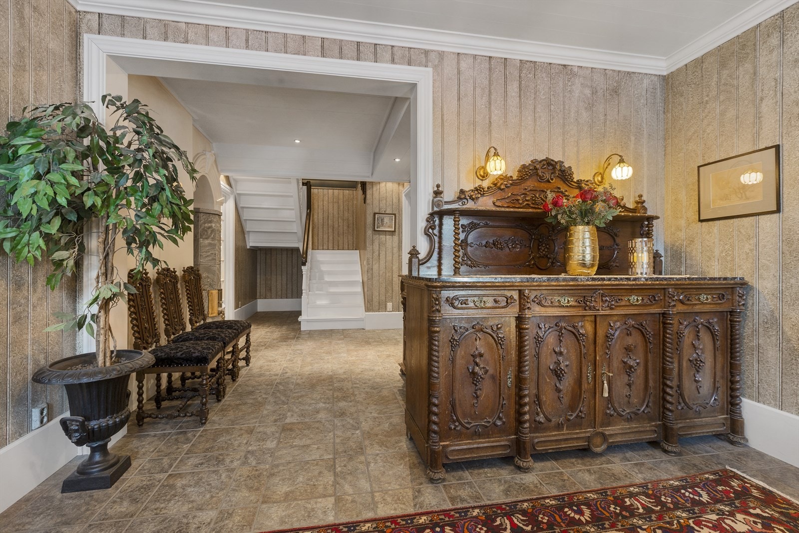 Hallen er utstyrt med klebersteinpeis Galleribilde