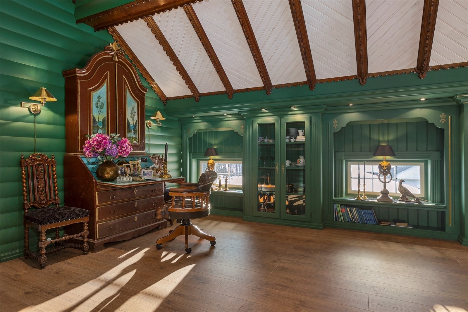 Det er plassbygde skap i storstuen i 2 etasje Galleribilde