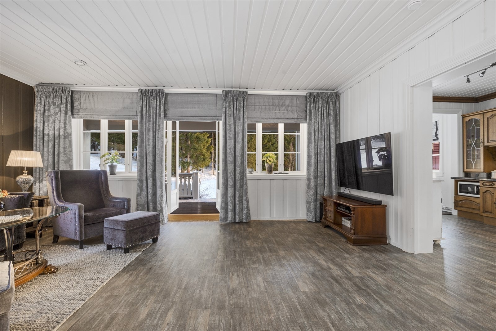 Kjøkkenrommet og dagligstuen har god størrelse med utsikt både til gårdstunet og hageareal Galleribilde