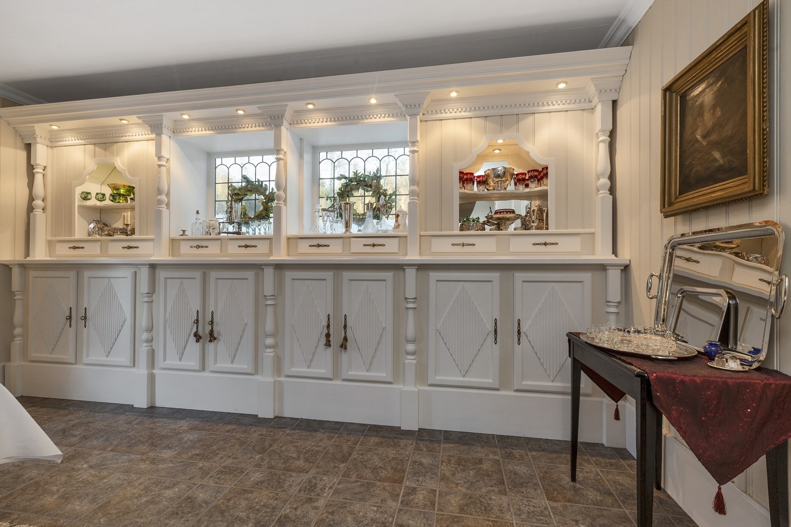 Det er plassbygde skap i spisestuen Galleribilde