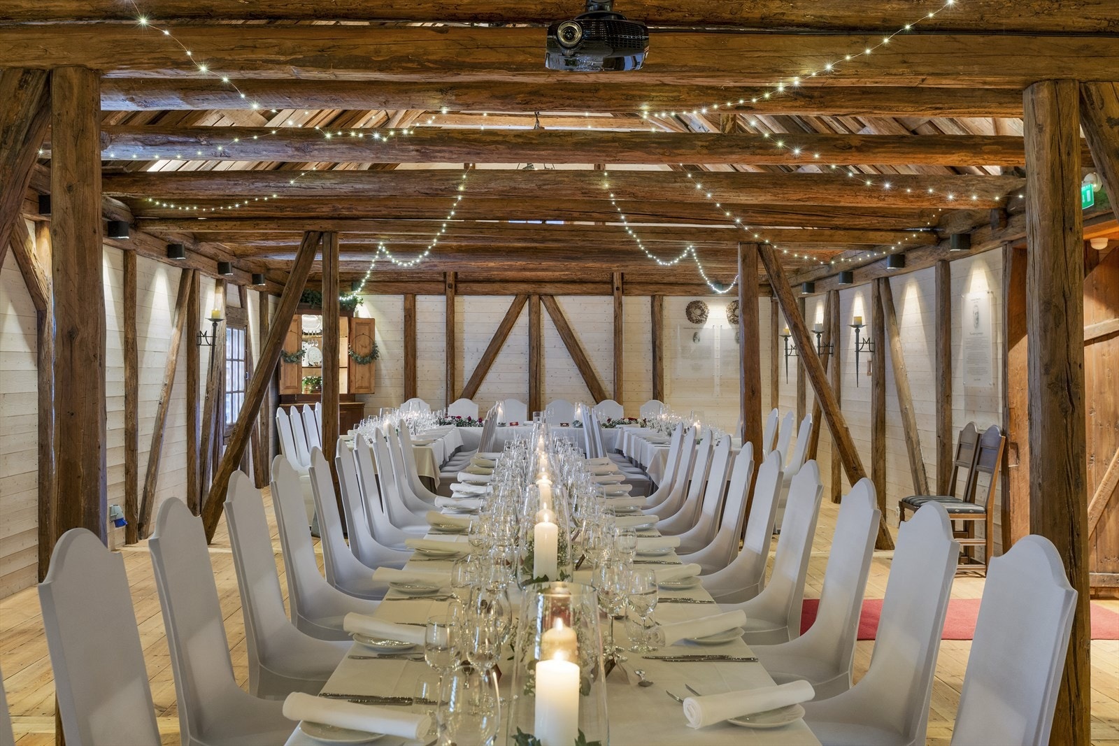 Her er original stor takhøyde med håndsmidde lysekroner inspirert av den gamle julesangen "På låven sitter nissen med sin julegrøt." Galleribilde