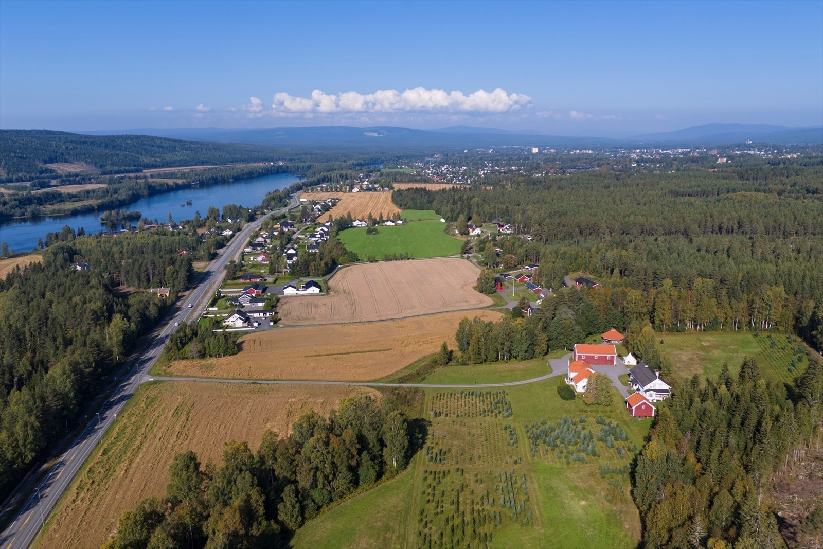 Det er gang- og sykkelavstand til alle sentrums fasiliteter og skoler i Elverum, Norsk skogbruksmuseum og Prestøya med flotte opplevelser, og ikke minst flotte tur-/rekreasjonsmuligheter langs glomma, og utallige turstier i skogen rett utenfor døra Galleribilde