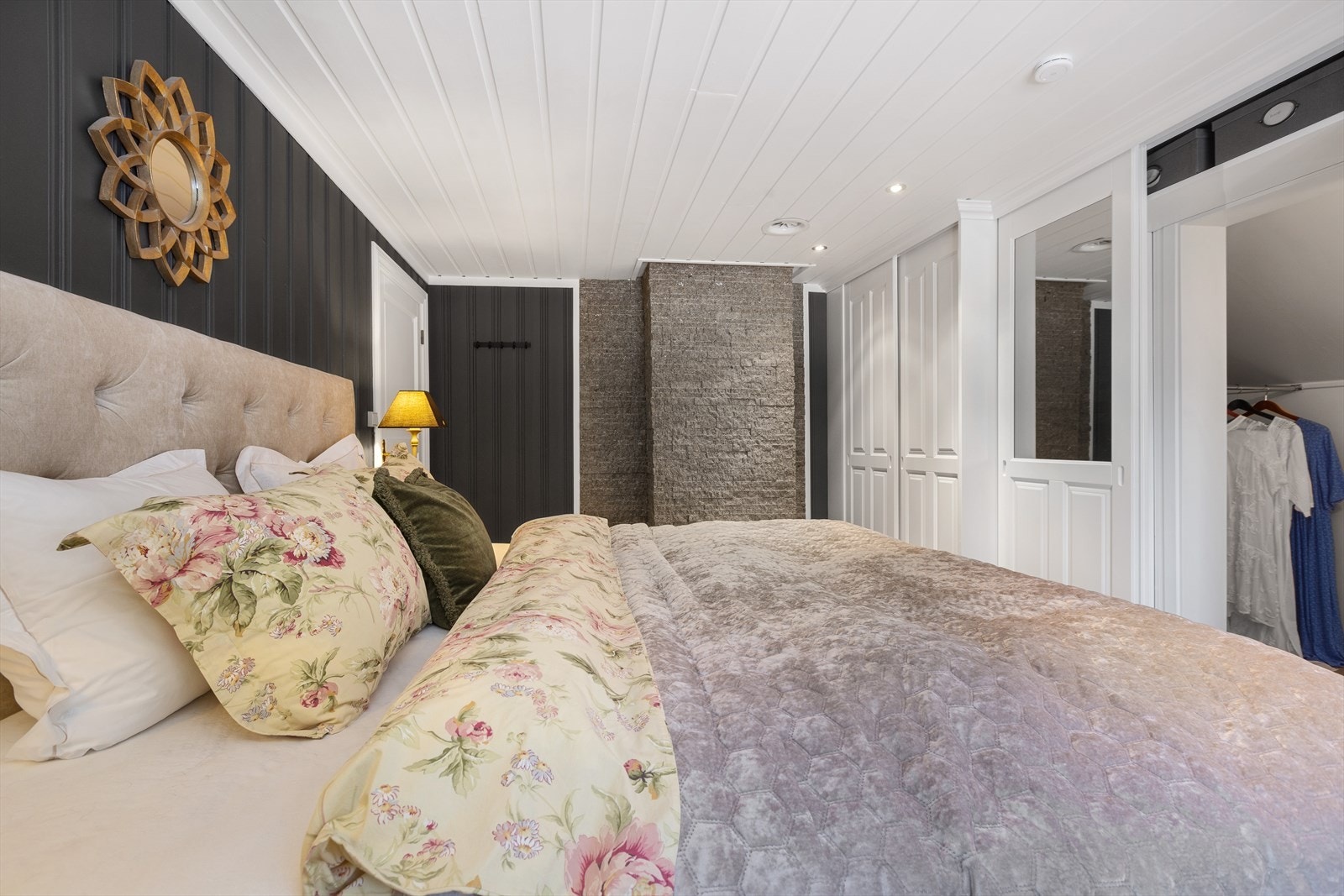 Hovedsoverom med tilhørende garderobeskap og walk in Galleribilde