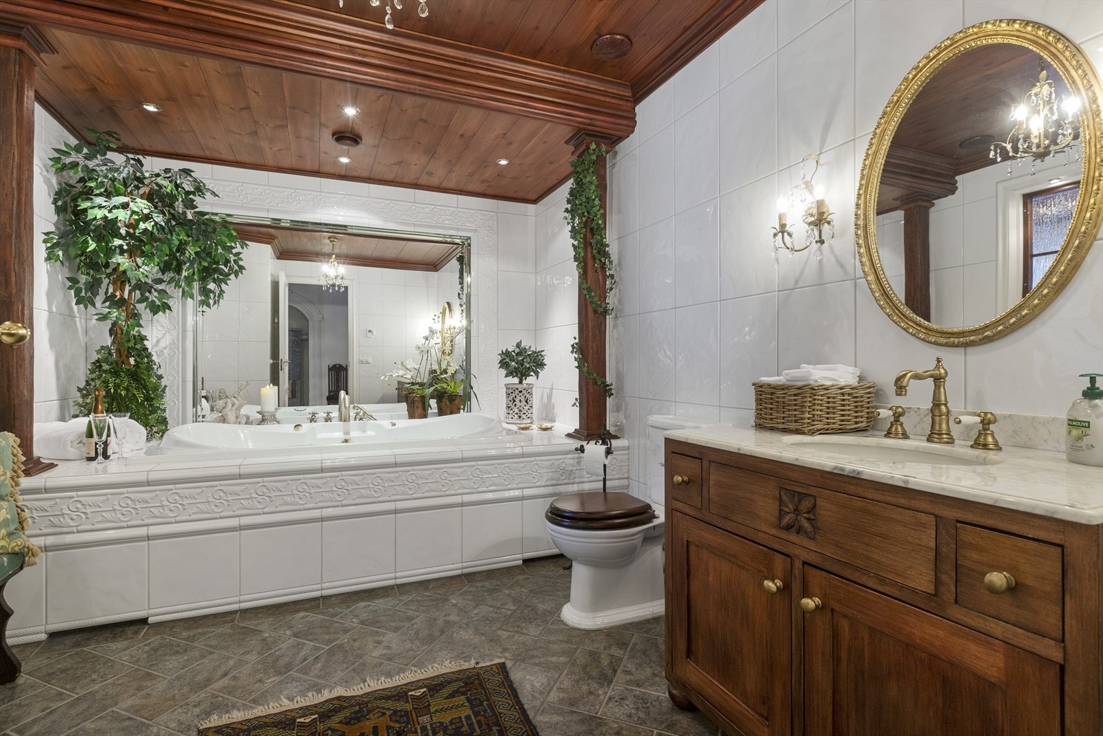 Boligen har bad i begge etasjer - her er det også stort boblekar for 2 Galleribilde