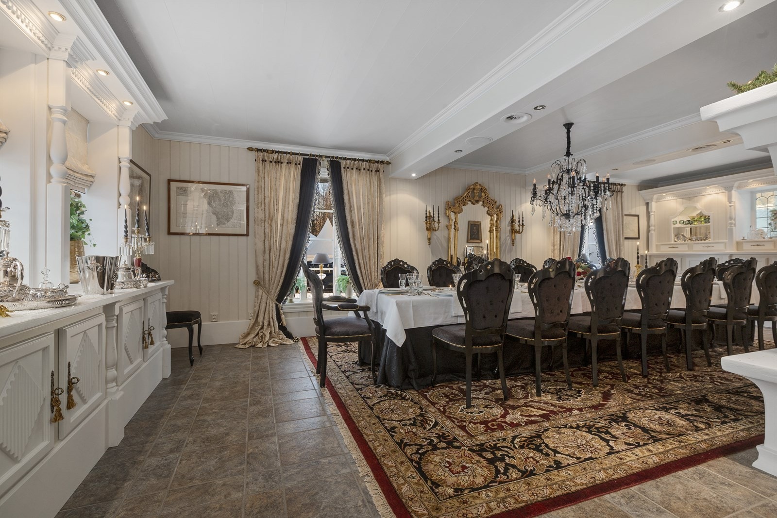 Selger benytter også den store spisestuen i hovedhuset til fine dining for kunder Galleribilde