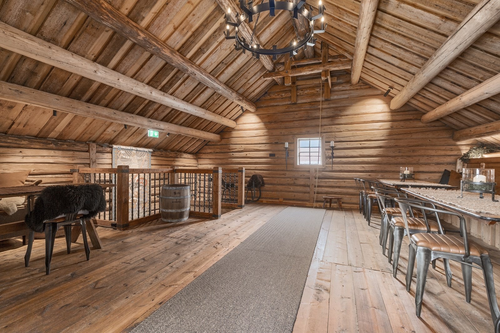 Stabburet har bl.a. plassbygd sofa langs hele langveggen og ny klokke i klokkertårnet Galleribilde