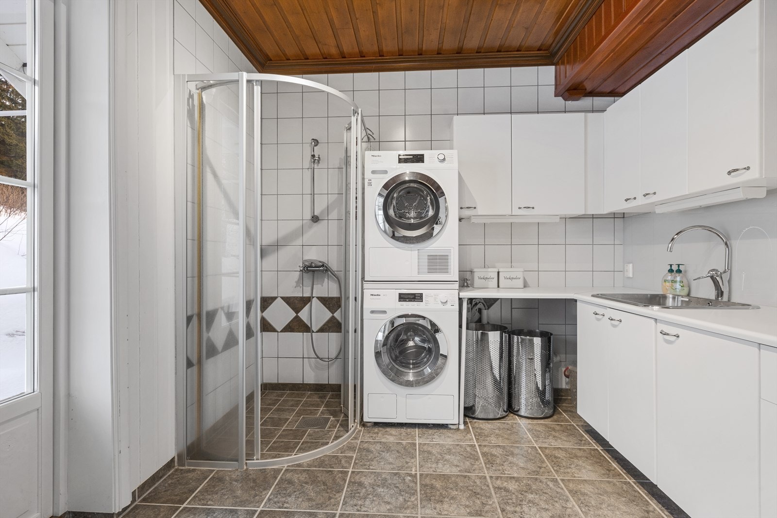 Vaskerom med dusj og egen utgang Galleribilde