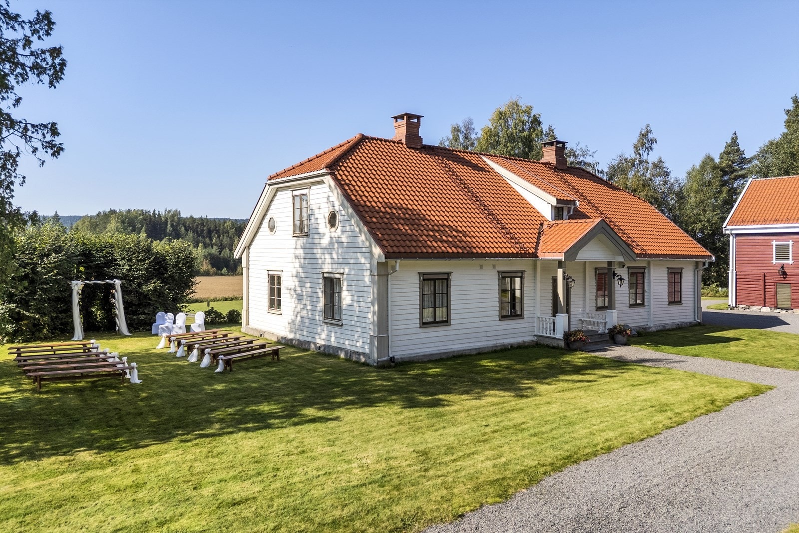 Fasade Munthehuset, Solørvegen 442 inn mot tunet. Her er det gjort klart for vielse Galleribilde