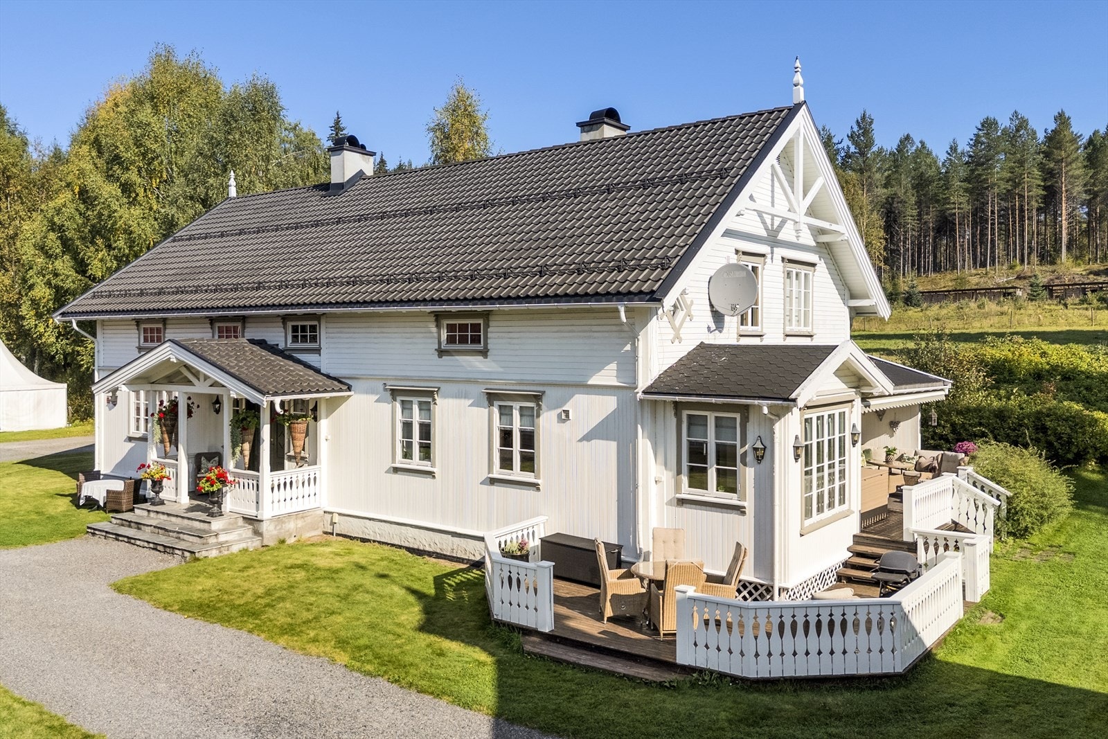 1. etasje i hovedhuset er på 161 kvm og består av entrè, kjøkken, stue, spisestue, bad, vaskerom og bod Galleribilde