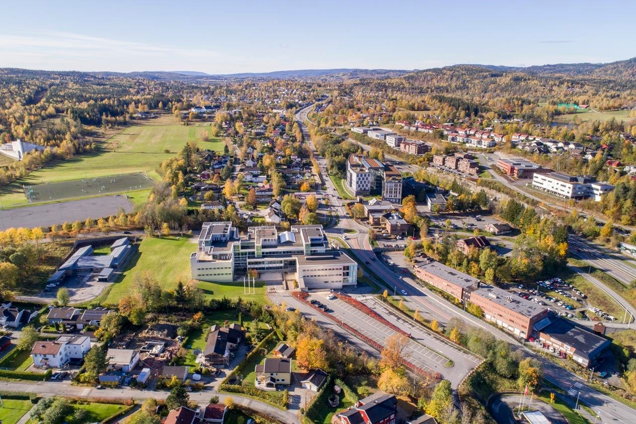 Eiendommen har en attraktiv beliggenhet, svært enkel adkomst til E18 og enkel tilkomst til offentlig kommunikasjon. Galleribilde