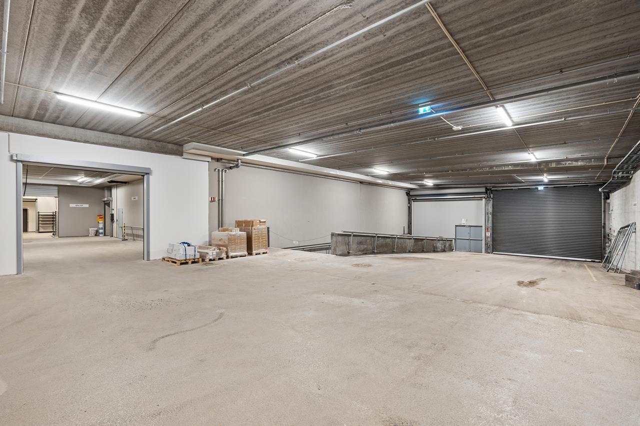 .. felles innendørs varemottak med lasterampe og direkte innkjøring. Galleribilde