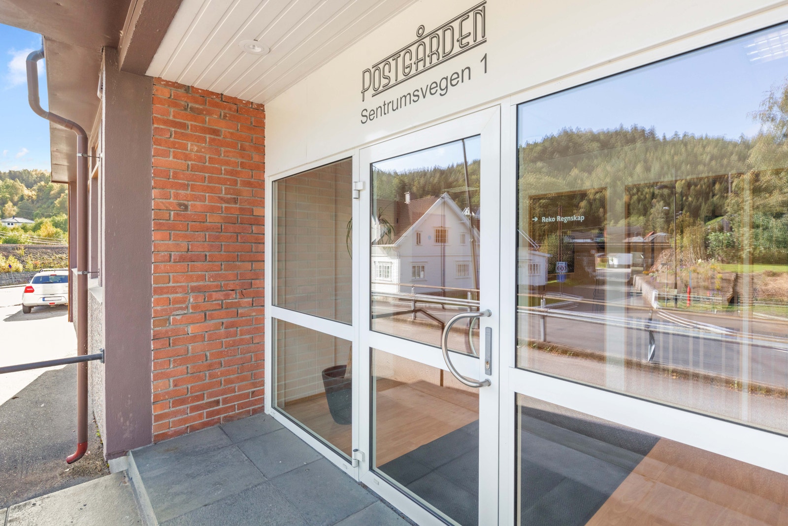 Hovedinngang til kontorene Galleribilde