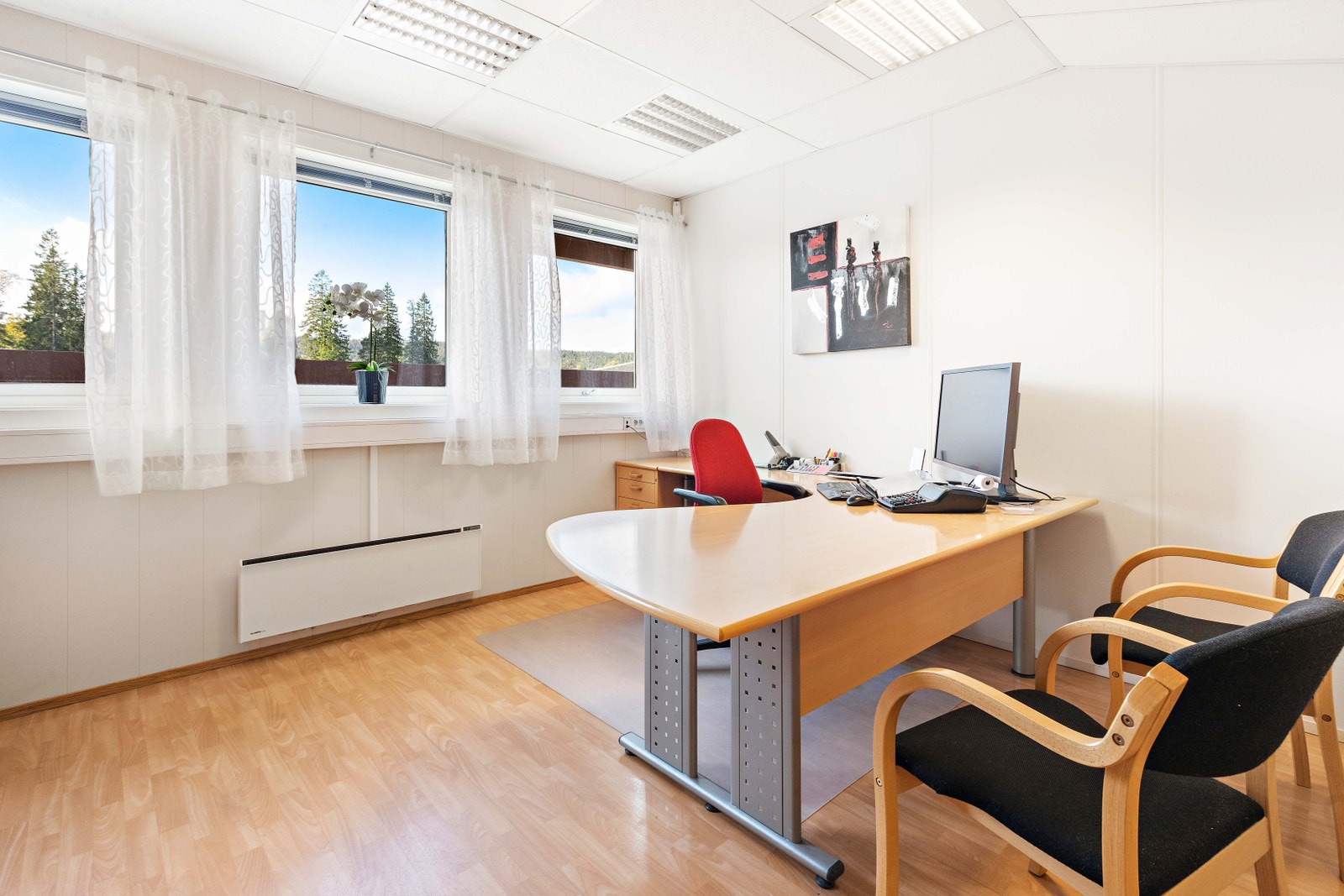 Store cellekontor med naturlig dagslys Galleribilde
